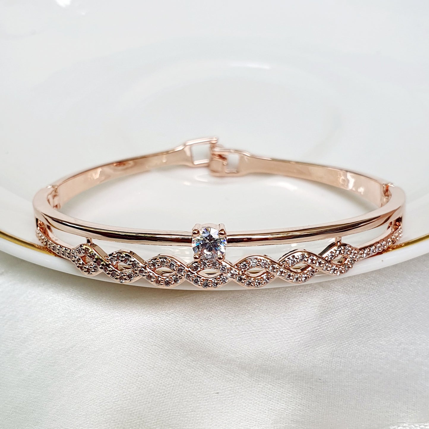 Elegant Twisted Design Bracelet with Solitaire Stone