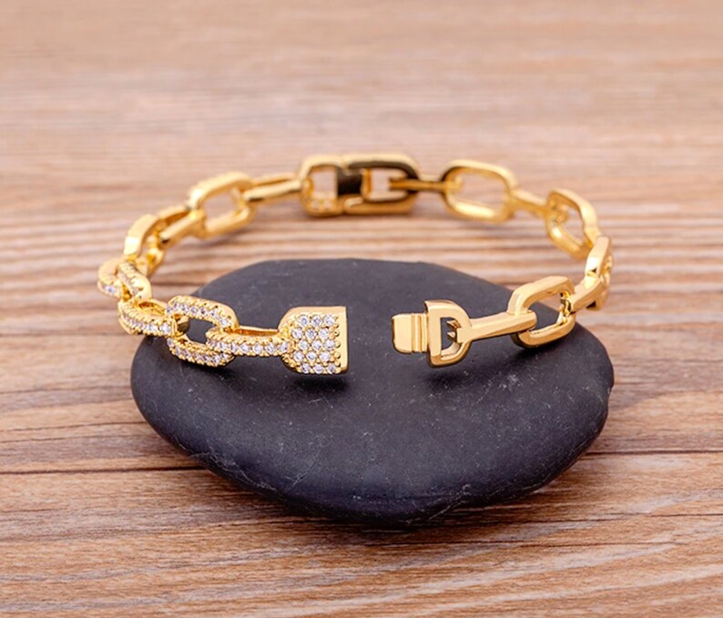 Stylish Gold Interlink Bracelet