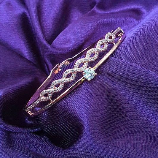 Elegant Twisted Design Bracelet with Solitaire Stone